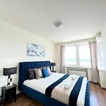 Luxury Apartment With A Beautiful View Of The Danube, Free Spa - Wellness And Car Parking In The Center Of The City