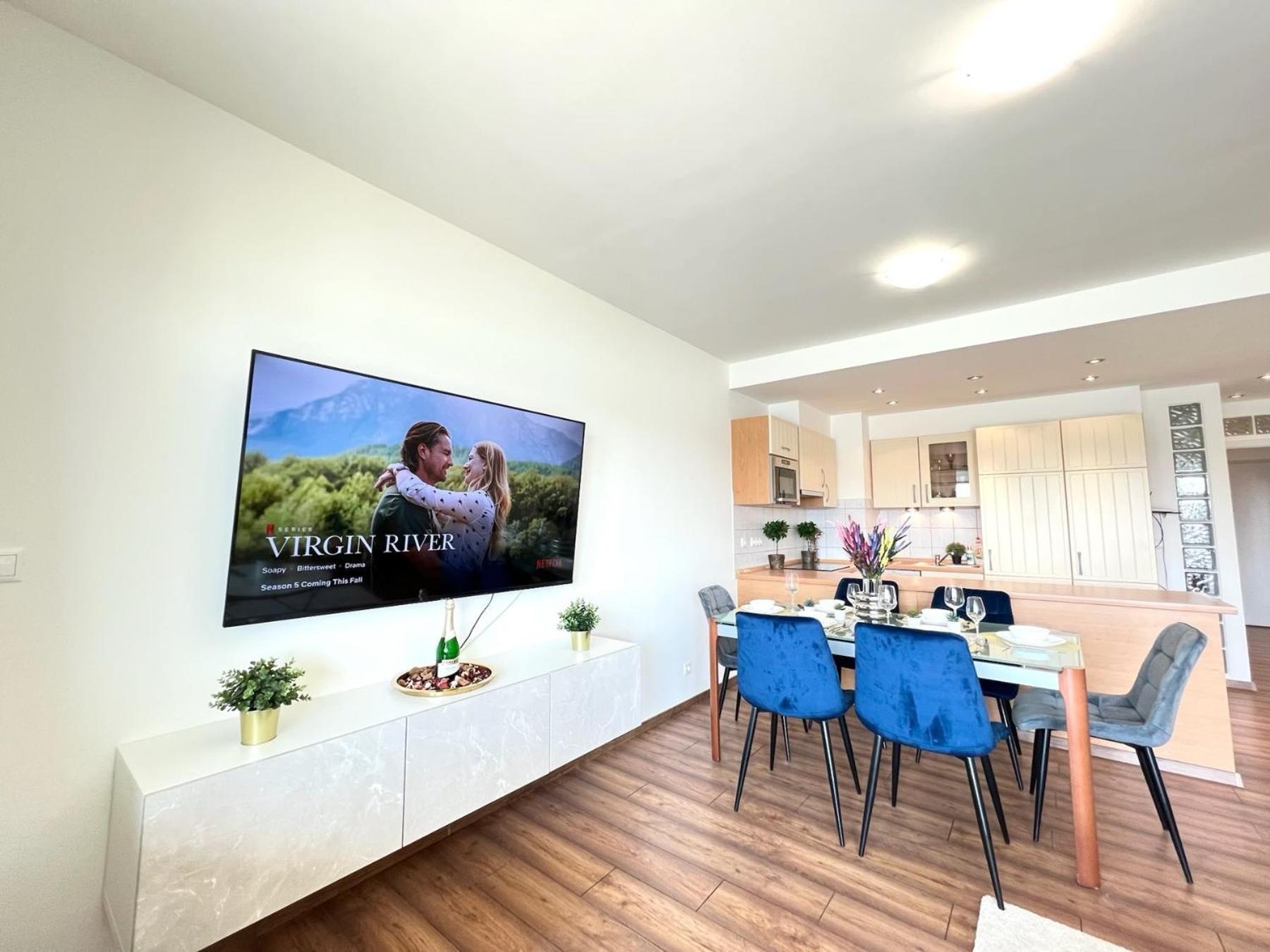 Luxury With A Beautiful View Of The Danube, Free - Wellness And Car Parking In The Center Of The Apartment *