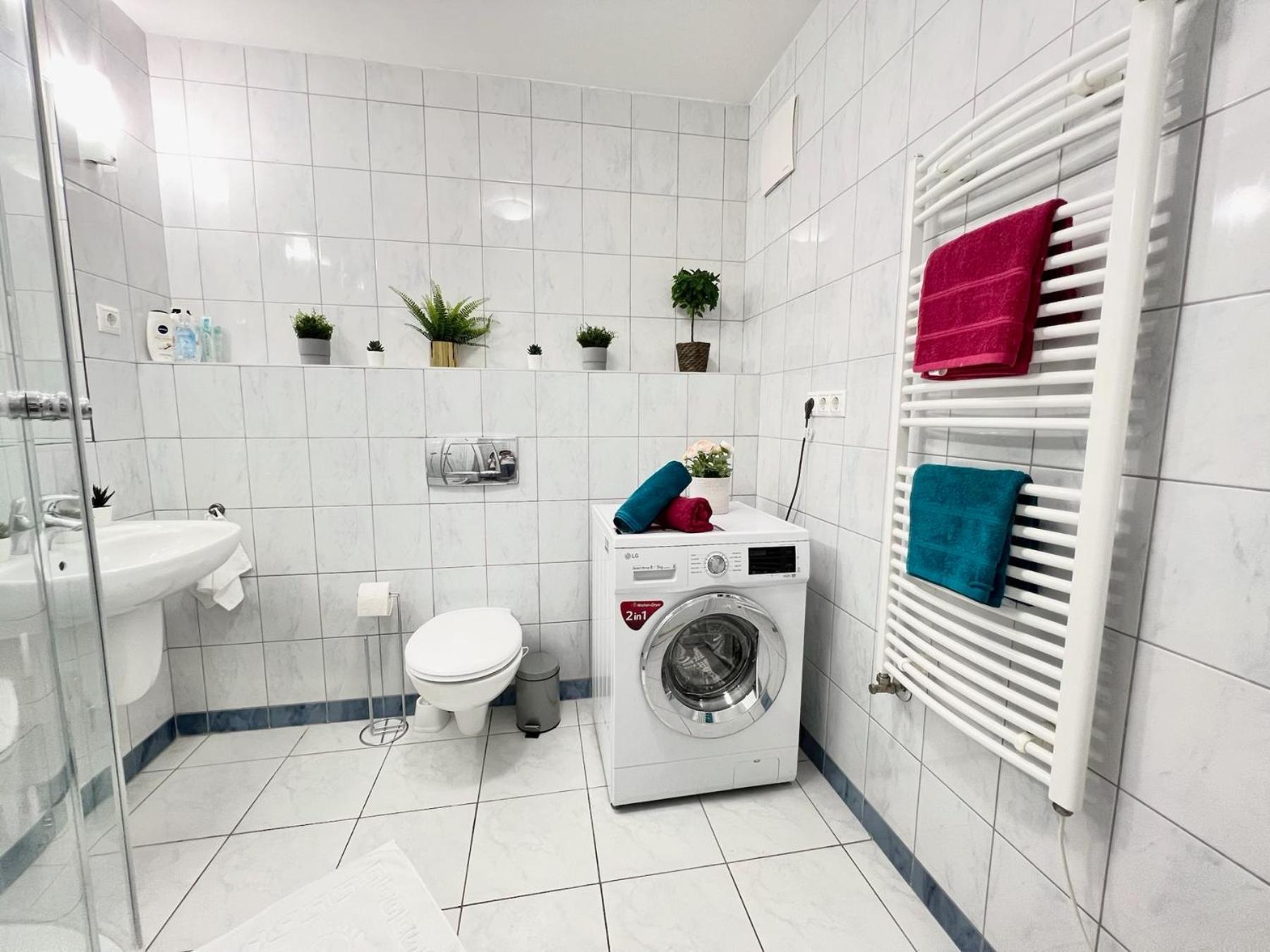 Luxury With A Beautiful View Of The Danube, Free - Wellness And Car Parking In The Center Of The Apartment *